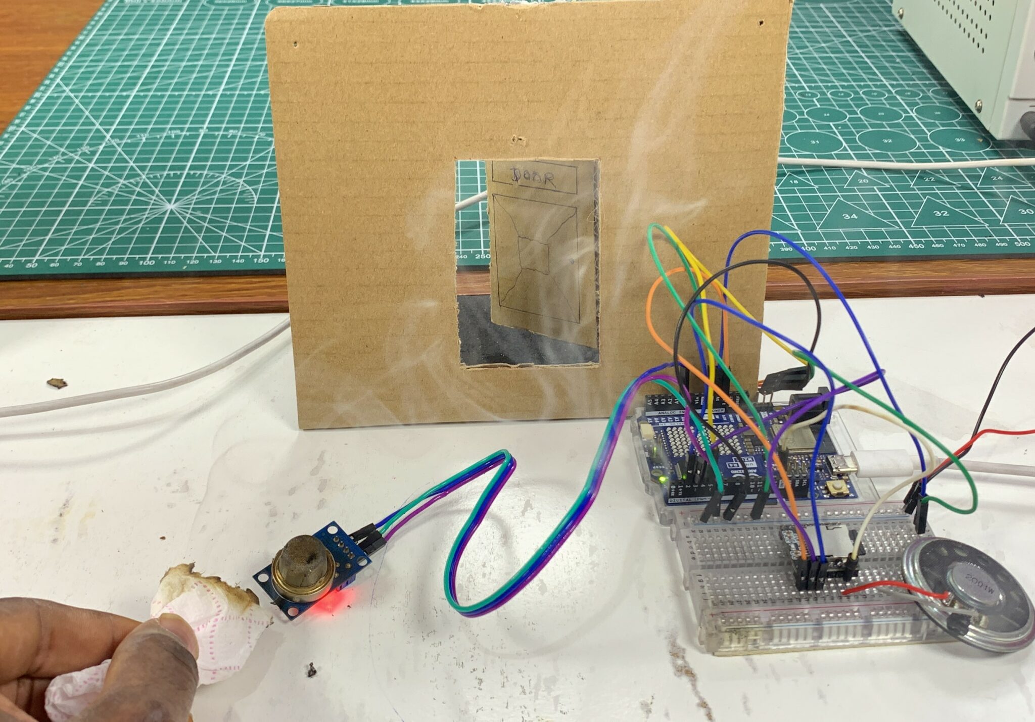 Arduino Uno R4 WiFi Smoke Detector: Automatic Door Opening and MP3 ...
