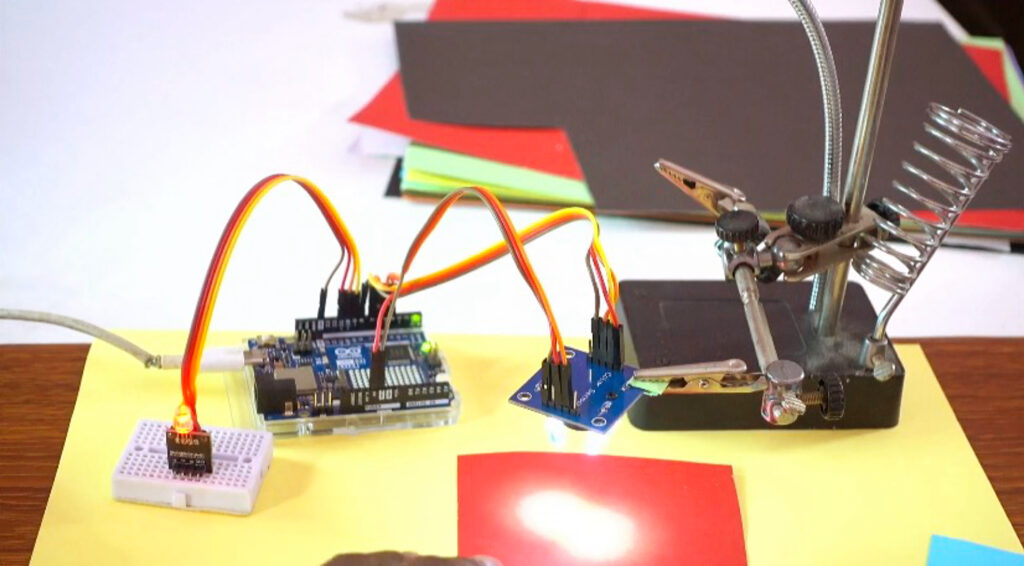 tcs3200-sensor-red-color-detection-rgb-led-red-light-arduino-uno-r4-wifi